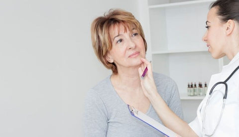 Whats the different signs associated with hypo an hyperthyroidism?